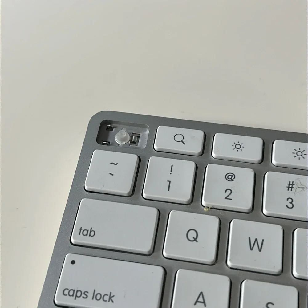iPhone Wireless White Keyboard with Dock